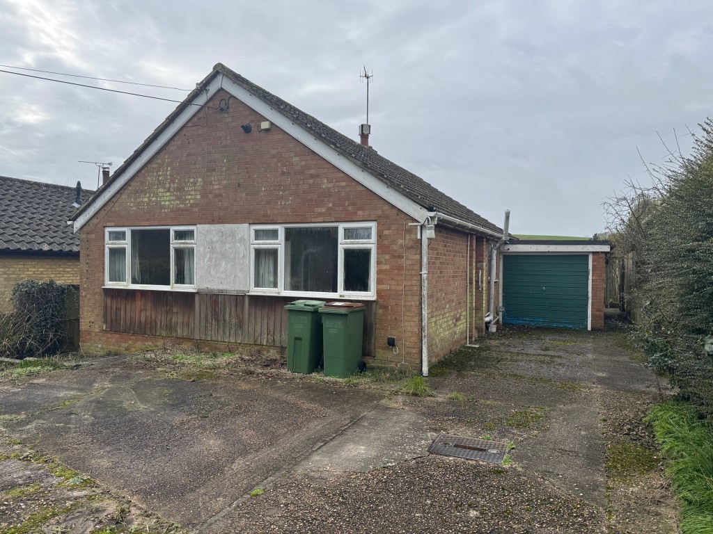 Lot: 164 - WATER DAMAGED DETACHED BUNGALOW - Front of property